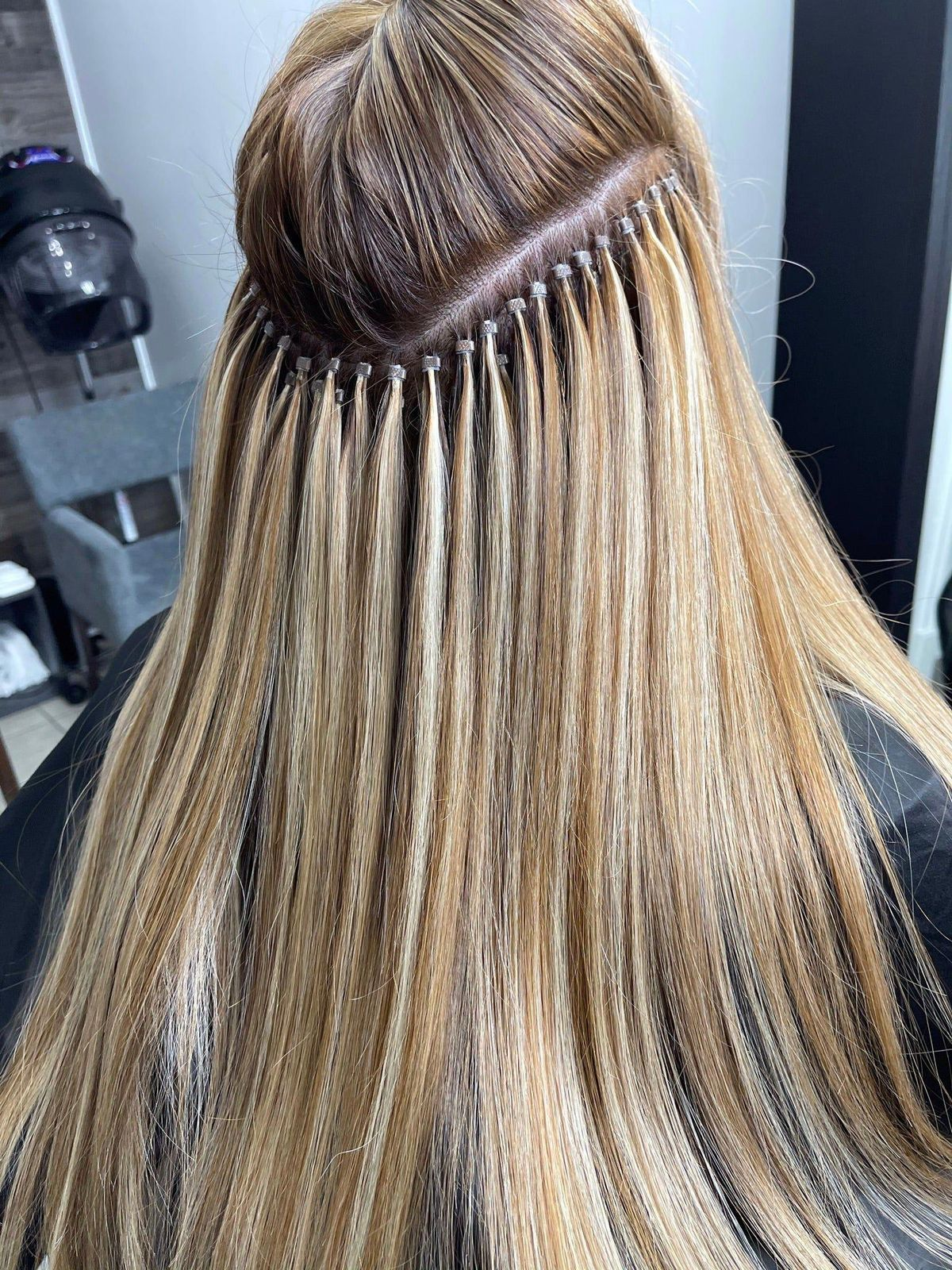 Fila de puntos con microanillos en cabello rubio
