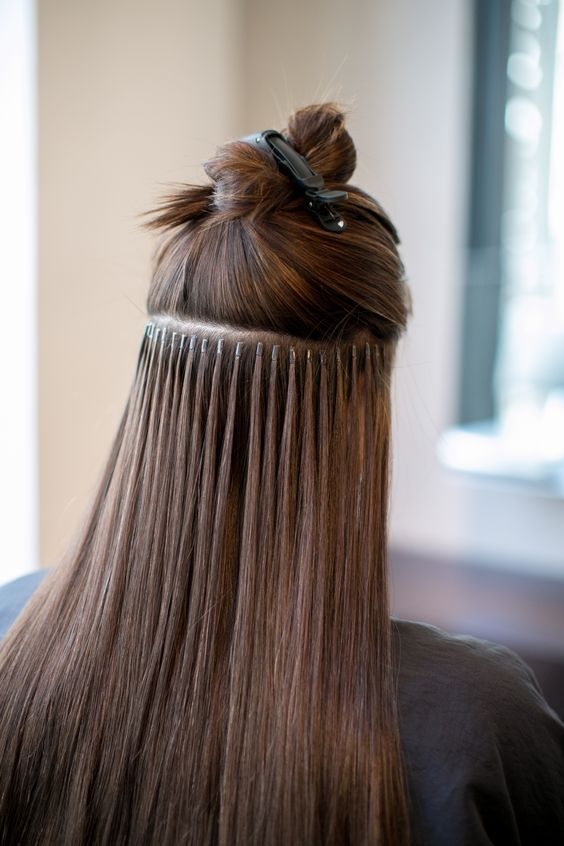 Fila de extensiones adhesivas instaladas por secciones
