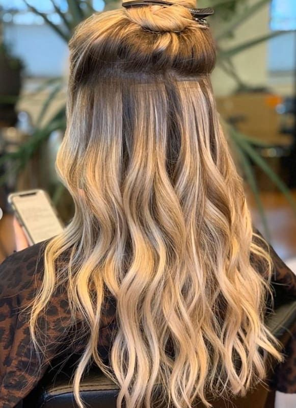 Resultado de extensiones adhesivas con ondas y color integrado
