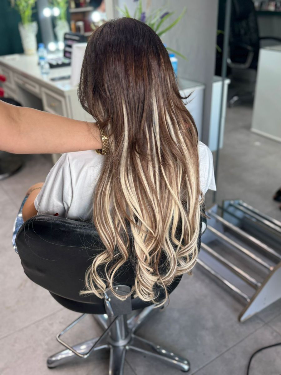 Combinación de color en extensiones rubias y castañas