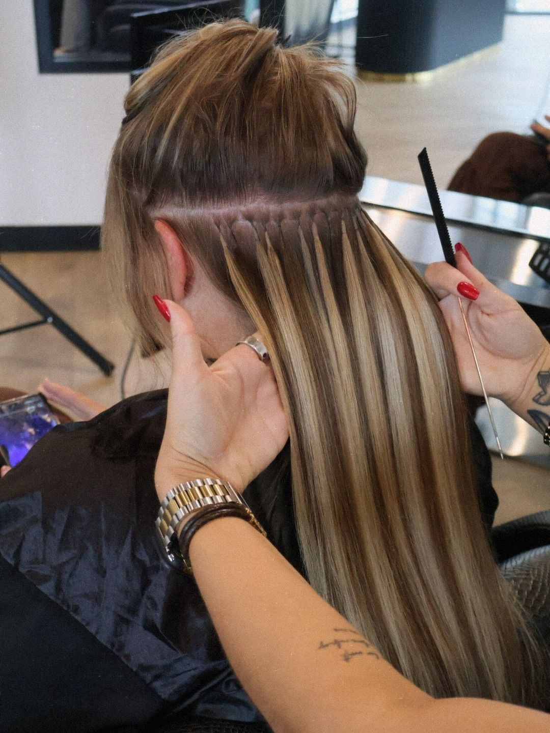 Aplicación de puntos de extensiones en la parte posterior de la cabeza